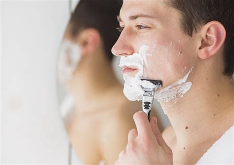 shaving-concept-with-attractive-young-man - SoyMazuelas