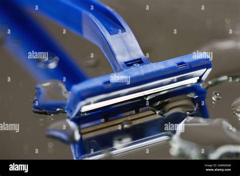 Razor blade close up hi-res stock photography and images - Alamy