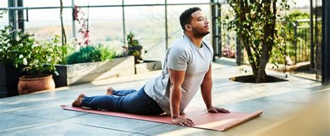 How often should men aiming for significant muscle hypertrophy integrate active recovery days into their weekly workout schedule?