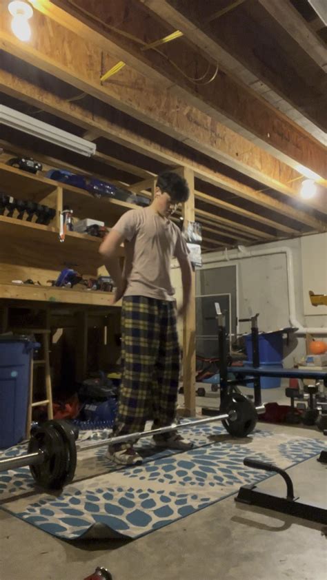 Deadlift form : r/WeightTraining