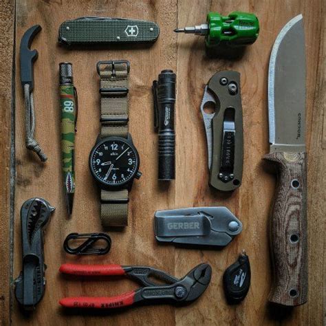 What Is An EDC Flat Lay Picture? | Tech Writer EDC | Kamp malzemeleri, Aksesuarlar, Avcılık