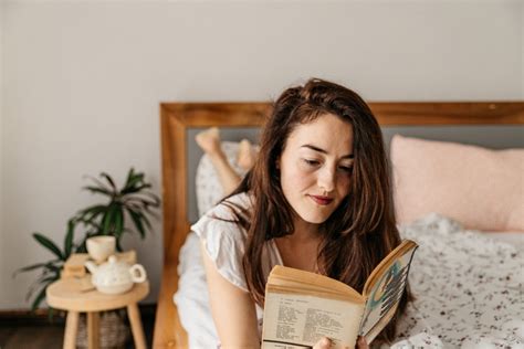 The benefits of reading before bed | Sunrise by Emma