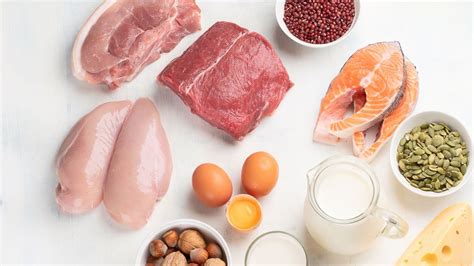 How does the optimal protein intake for men differ on rest days versus intense lifting days, particularly for muscle growth?