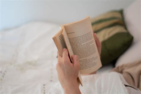 Study: Read before bed for a better night’s sleep | The Optimist Daily