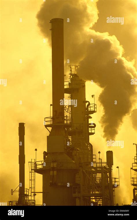 Long beach petroleum refinery hi-res stock photography and images - Alamy