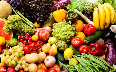 Which foods naturally boost testosterone and enhance men’s performance?