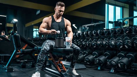 What macronutrient timing strategy fuels sustained energy and muscle recovery for men?