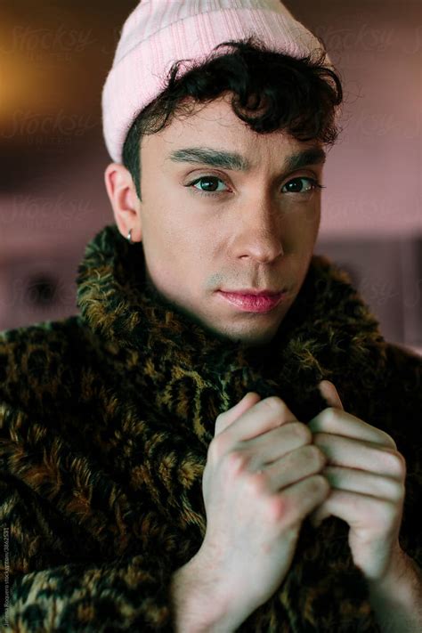 «Portrait Of Young Non-binary Person At Night In The City» del ...