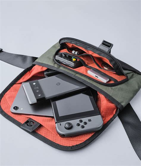 When selecting a men’s everyday carry bag, what internal organizational feature do you prioritize above all others?