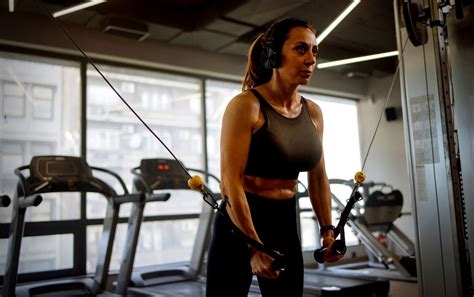 What is the ideal rep range for hypertrophy when performing strength training exercises?