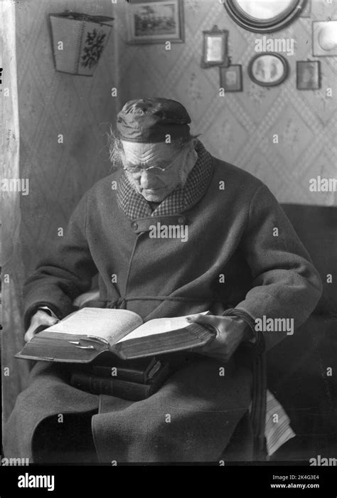 Older man reads book hi-res stock photography and images - Alamy