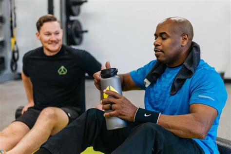 What daily nutrition strategy maximizes men’s energy and cognitive focus?