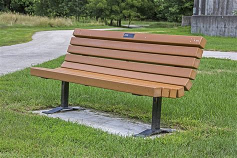 Contour Bench with Recycled Plastic Planks &amp; Powder-Coated Frame | Kay Park