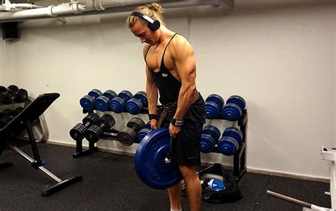 How do men typically adjust their training to break through a plateau in strength gains?
