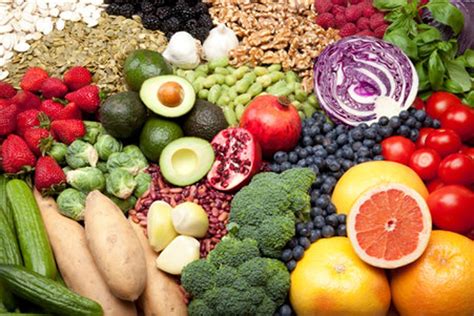 Which foods naturally boost testosterone and energy for men’s peak performance?