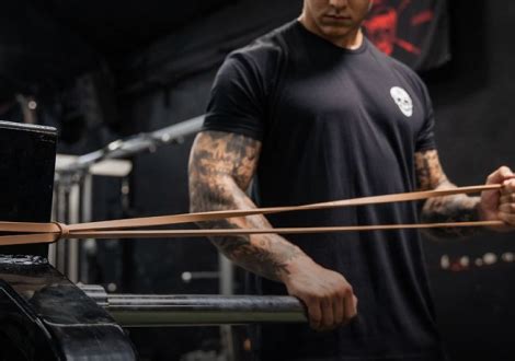 How to Do Resistance Band Pull-Aparts (The Proper Way)