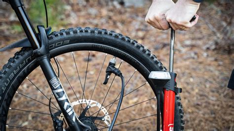 How to get the perfect mountain bike tire pressure...every time. | Bike198