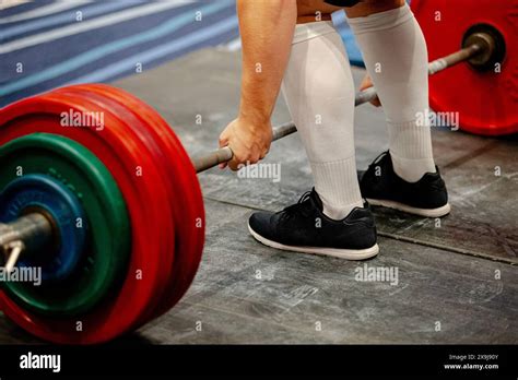 rear view performing deadlift athlete in powerlifting Stock Photo - Alamy