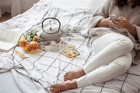 What evening ritual improves sleep onset?