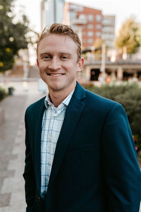 Outdoor professional headshots | Headshot poses, Male headshots ...