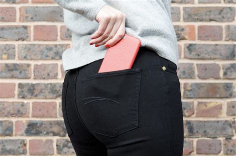 Why You Really Shouldn't Put Your Phone In Your Pocket! - onedio.co