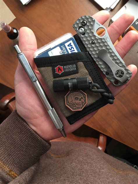 Finally getting the hang of this minimalist thing : r/EDC