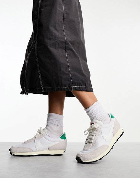 Sko fra Nike Skostil: tjek Design med lav profil Lukkes med snørebånd Foret pløs og manchet Med ...