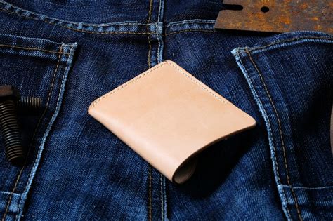 The 13 Best Slim Minimalist Wallet for Men in 2025